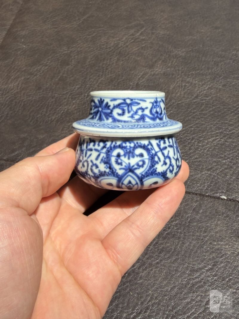 清雍正 仿永乐青花锦地花卉纹轴头罐 - 图3
